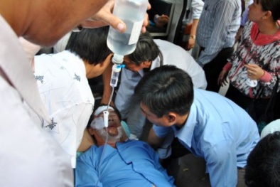 Kinh hoàng giáo viên bị tạt a xít ngay tại Phòng Giáo dục