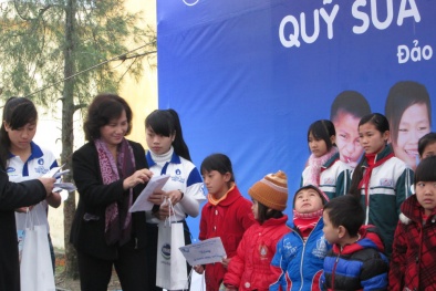 Gần 50 ngàn ly sữa đến với trẻ em hoàn cảnh khó khăn ở Cô Tô