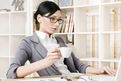 Ngồi máy tính nhiều, làm gì để bảo vệ làn da? 