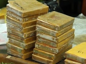 Bắt giữ 2 đối tượng vận chuyển gần 20 bánh heroin