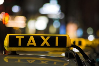 Hà Nội đội mũ cho taxi