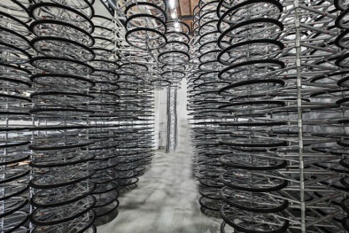 Tôm, lốp xe và lò xo không bọc bị áp thuế nặng ở nước ngoài