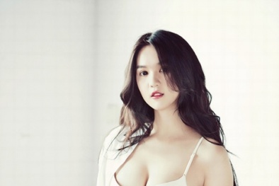 Ngọc Trinh lại cởi áo khiến đàn ông nhảy sông 'tự tử'