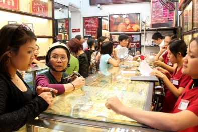 Vàng giảm sâu, có tiền nên làm gì?