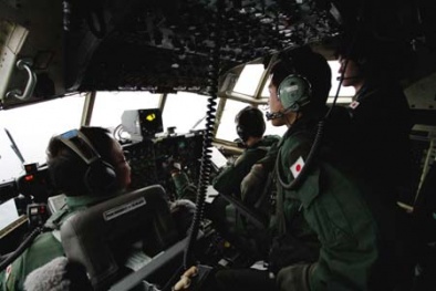 Những gian khổ ít biết của những người 'vạch' biển tìm MH370