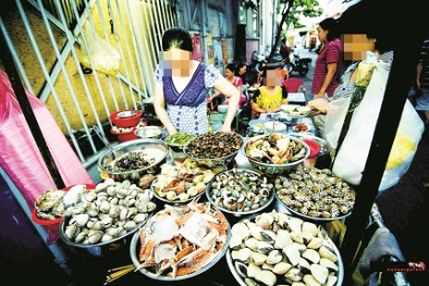 Người tiêu dùng hắt hủi ngao, ốc, hến