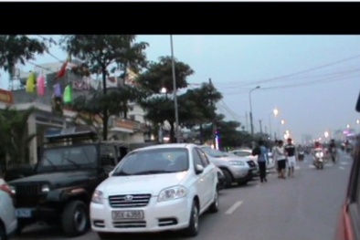 Mừng thành lập Công an Phường Minh Khai, ô tô đỗ chật đường quốc lộ