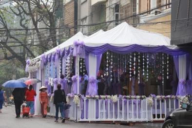 Khung cảnh cưới tràn ngập hoa tươi và nến tại nhà riêng Tuấn Hưng