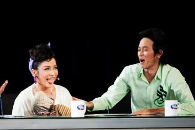 Mỹ Linh “sàm sỡ” Hoài Linh trên ghế nóng giám khảo