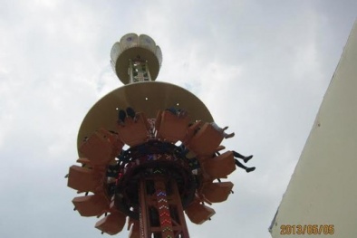 Đu quay rơi xuống đất, 6 học sinh nhập viện: Không có gì ghê gớm cả!