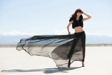 Ngọc Quyên khoe chân dài miên man trên sa mạc