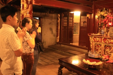 Rác, loa, tiền lẻ…tung hoành hội đền Hùng