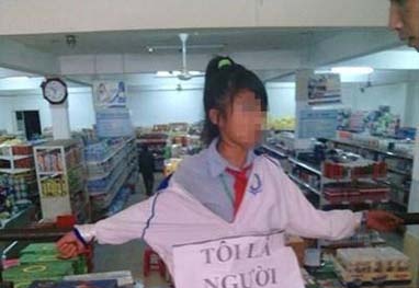 Lấy 2 cuốn truyện trong siêu thị, nữ sinh bị dán 'tôi là người ăn trộm'