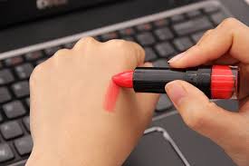 Cách phân biệt son môi độc hại và an toàn