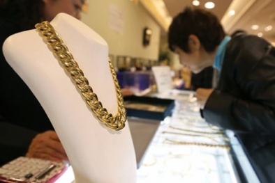 Giá vàng rớt mạnh xuống dưới 1.300 USD