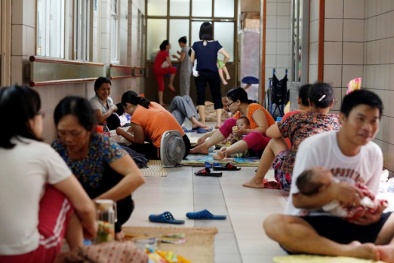 Bệnh nhi sởi cùng người nhà vạ vật ở hành lang bệnh viện