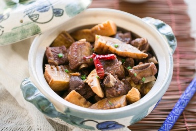 Món sườn kho măng đậm đà, hấp dẫn 