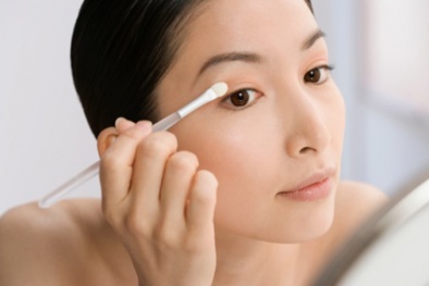 Chuyên gia khuyên cách dùng son và phấn trang điểm an toàn