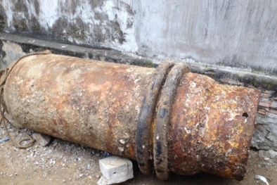 Vật thể lạ nghi chứa chất độc: Không biết vật gì lại đem chôn!