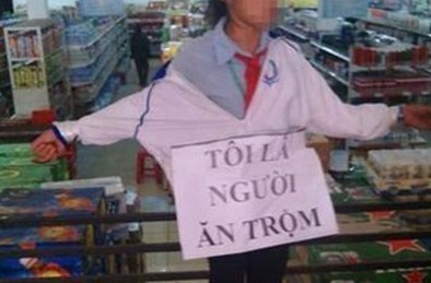 Khởi tố vụ bắt nữ sinh đeo bảng 'tôi là người ăn trộm'