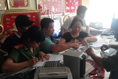 Nghi vấn cài bẫy bắt tiệm vàng: Công an đổ lỗi thư ký ghi sai ngày ký lệnh khám xét