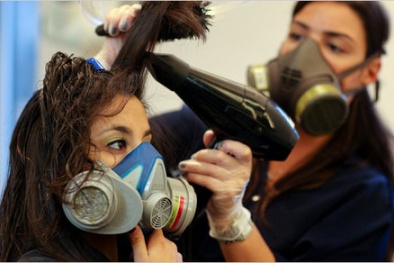 Nguy cơ ung thư từ hóa chất duỗi tóc