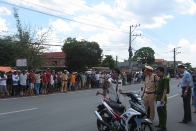 Dân quây cảnh sát rượt đuổi đánh người đi đường