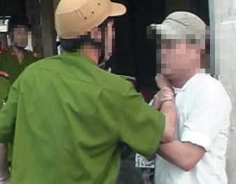 Thiếu úy công an đánh đồng nghiệp như côn đồ