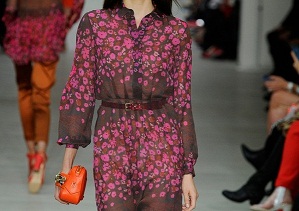 Chọn váy liền áo công sở với mọi mức giá