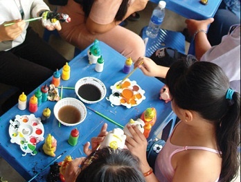 Trẻ dễ nhiễm độc từ màu vẽ, màu tô