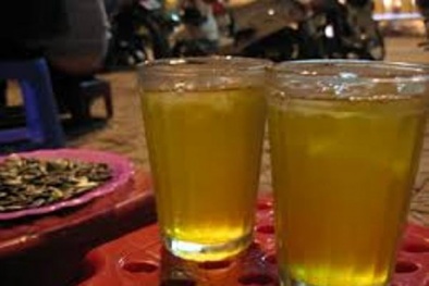 Trà đá vỉa hè bụi, bẩn… dễ nhiễm khuẩn