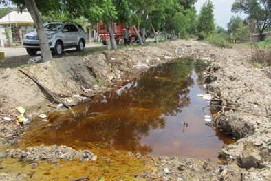 500 tấn hóa chất chảy vào kênh, vẫn cứ bàn!