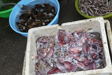 Mực da bong, râu rụng giá 10.000 đồng/lạng ở Hà Nội