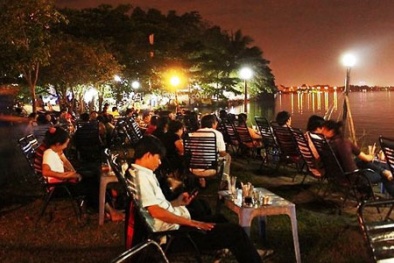 Quán bờ sông hái ra tiền mùa nóng