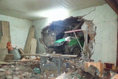 Hà Nội : 'Xe điên' đâm xuyên tường đè lên 2 vợ chồng chủ nhà