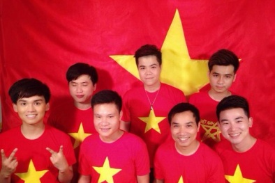 Các nghệ sĩ mặc đồng phục áo cờ đỏ sao vàng quay MV