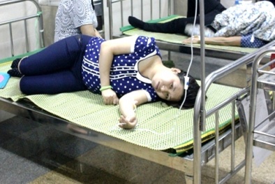 Gần 100 công nhân nhập viện vì ăn thịt gà