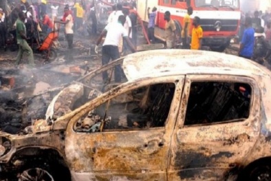 Cảnh tượng tan hoang sau vụ đánh bom kép khiến 118 người Nigeria chết