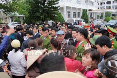 Bắt khẩn cấp 4 đối tượng quá khích, giật cúc áo Chủ tịch huyện