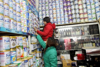 Quản trần giá sữa: Người tiêu dùng mừng, doanh nghiệp lo