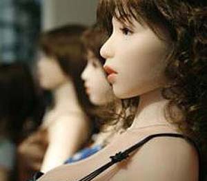 Chung sống với...búp bê tình dục