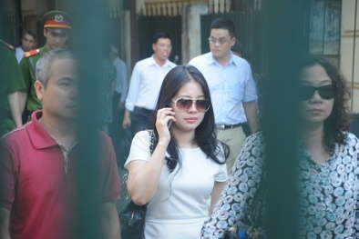 Vợ bầu Kiên đẹp kiêu sa kiên nhẫn đứng chờ chồng ở tòa