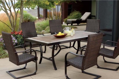 Thu hồi ghế ngoài trời gây té ngã