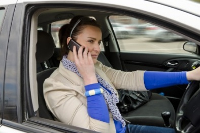 Dùng điện thoại khi lái xe liệu có nguy hiểm? 