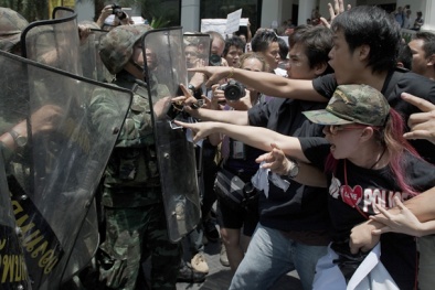 Dân và quân mặt đối mặt ở Bangkok