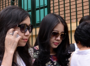 Vợ Bầu Kiên đằm thắm cùng chồng tại tòa