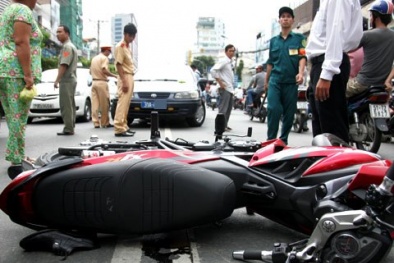 Xe ô tô biển xanh gây tai nạn chết người rồi gỡ biển bỏ đi