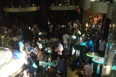 Cảnh sát đột kích vũ trường New Square lớn nhất Hà Nội