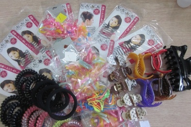 Hại tóc do dùng dây buộc giá rẻ