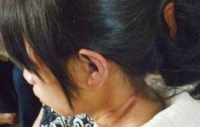 Bà mẹ tàn độc bắt con gái liếm thức ăn nôn ra của em trai